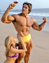 Arnold Schwarzenegger goes to the beach
